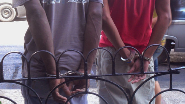 Men handcuffed(Luz Escobar/14ymedio)