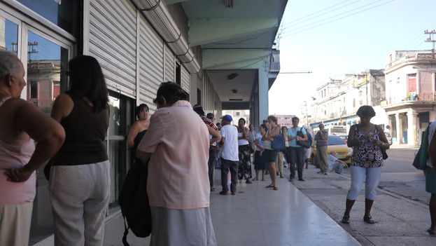 Long lines outside a bank branch Infanta Street in Havana. (14ymedio)