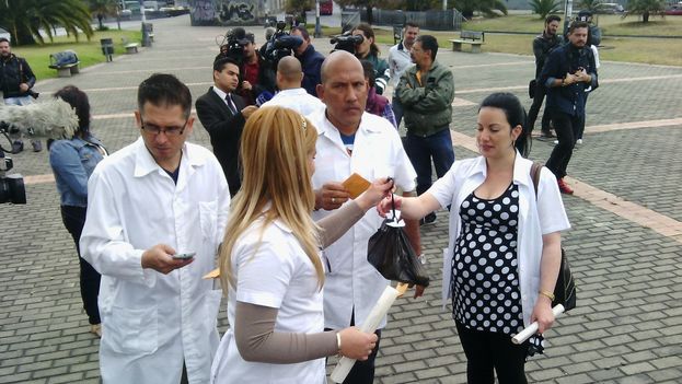 Cuban doctors who defected from missions in Venezuela demonstrated in Bogota, Colombia on 22 August. (Dened Vega 14ymedio)