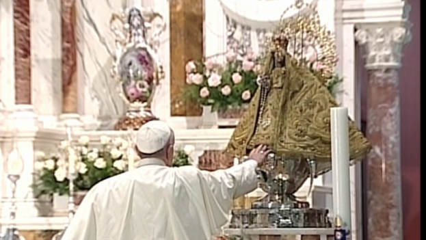 Pope Francis before the Virgin of Charity. (YouTube)