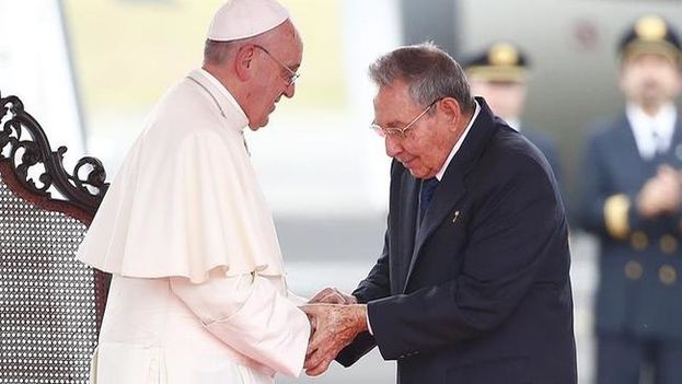 Pope Francis greets Raul Castro on his arrival in Cuba. (EFE)