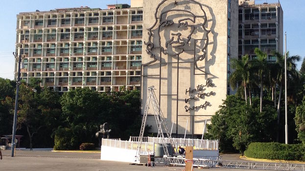 Building the stand in Havana's Plaza of the Revolution for the papal visit. (Luz Escobar)