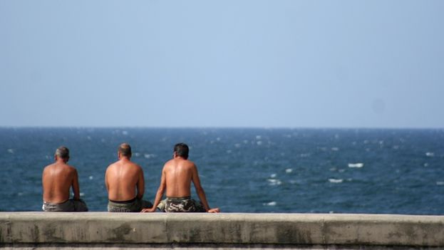 Tourists cool off from Havana's heat sitting on the Malecon. (14ymedio)