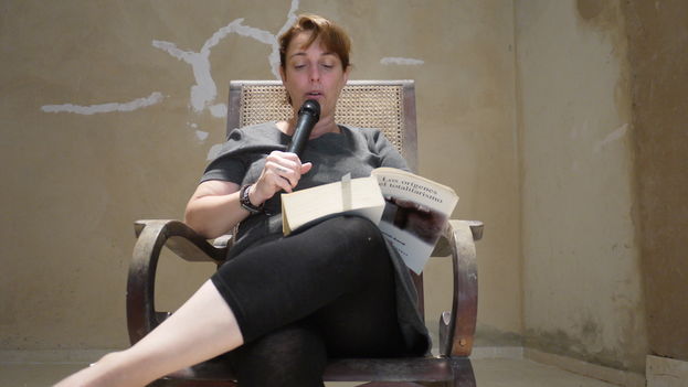 Tania Bruguera during a staged 100 hour reading of The Origins of Totalitarianism, by Hannah Arendt, at her home in Havana. (14ymedio)