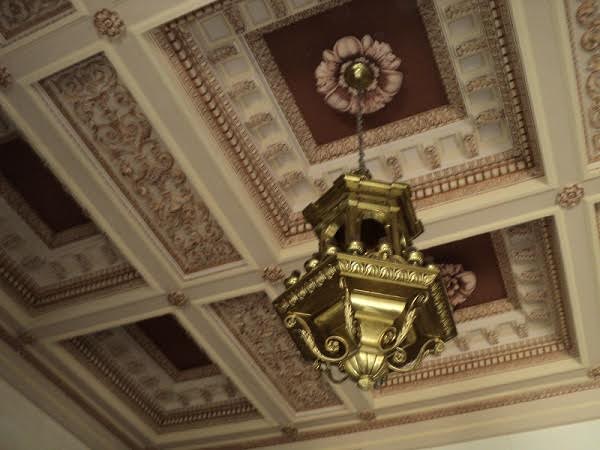 Details of restored ceiling and bronze fixture (author’s photograph)