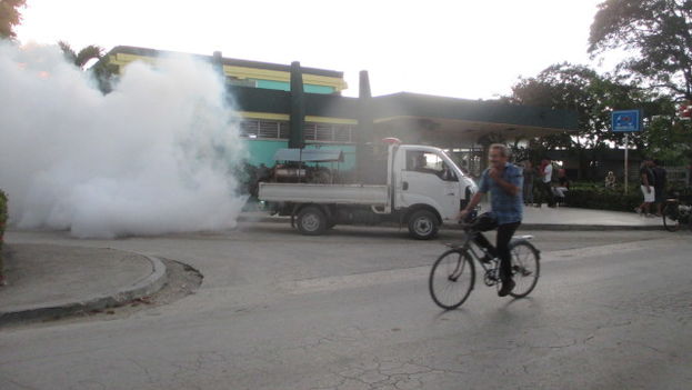 A fumigation truck in the city of Holguin. (14ymedio / Fernando Donate)