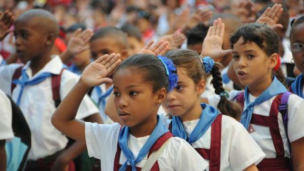 Nearly half a century later, children who begin studies in Cuban schools are forced to repeat the anachronistic slogan: "Pioneers for Communism, we will be like Che!"