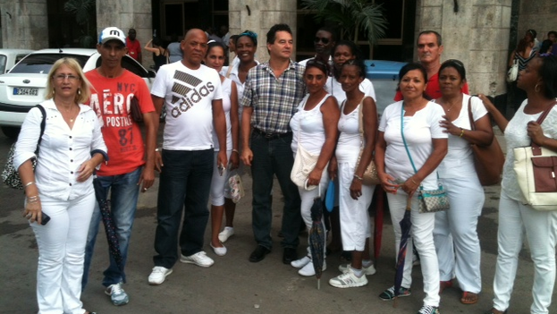 Angel Santiesteban (center, plaid shit) and several activists after his release. (14ymedio)