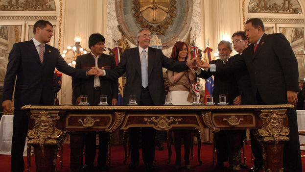 The change in Argentina is expected to lead to a change in hemispheric relations. In the picture, Rafael Correa, Evo Morales, Nestor Kirchner, Cristina Fernández, Lula Da Silva, Nicanor Duarte and Hugo Chavez signed the agreement for the foundation of Banco del Sur (The Bank of the South). (CC)