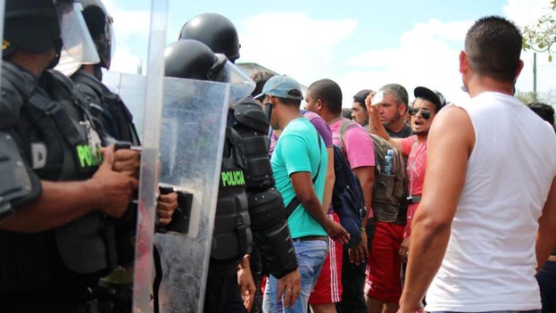 A group of Cubans protest in Paso Canoas, on the border of Costa Rica and Panama. (Alvaro Sanchez / courtesy / El Nuevo Herald)