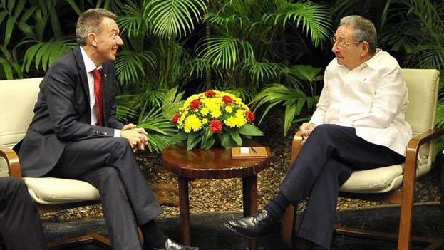 The president of the International Committee of Red Cross, Peter Maurer, and Cuban President Raul Castro. (JPSchaererICRC)
