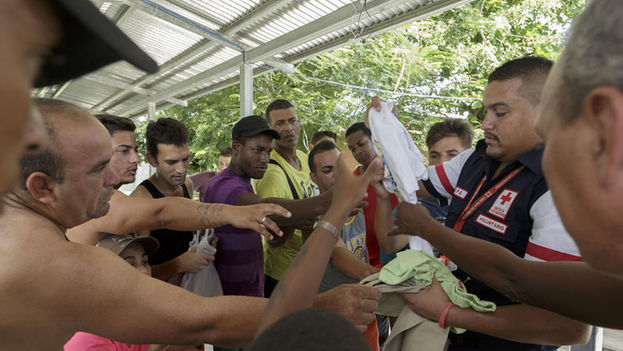 The Red Cross helps Cubans stuck at the Costa Rica/Nicaragua border since last weekend. (La Nación)