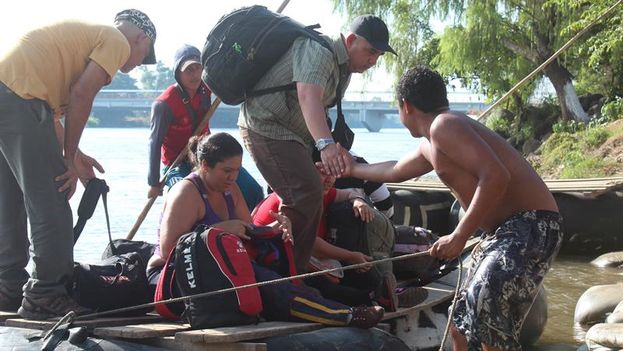 Dozens of Cuban migrants cross the Suchiate River on Mexico's border with Guatemala on Friday. (EFE / Benjamin Alfaro)