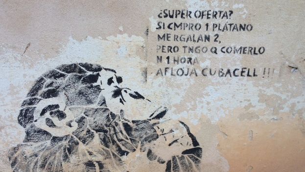 Graffiti in Havana: “Super offer? If I buy one banana they give me two. But I have to eat them in 1 hour. Loosen up Cubacel!” (14ymedio)
