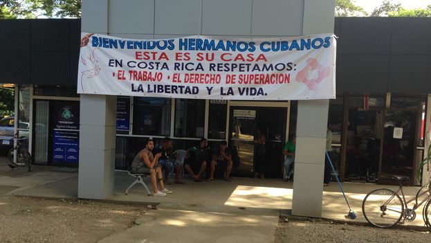 A few yards from the border with Nicaragua, Costa Ricans reaffirm their solidarity with Cubans: Welcome Cuban Brothers. This is your house. In Costa Rice we respect: Work, The Right to Succeed, Freedom and Life. (14ymedio Photo / Reinaldo Escobar)