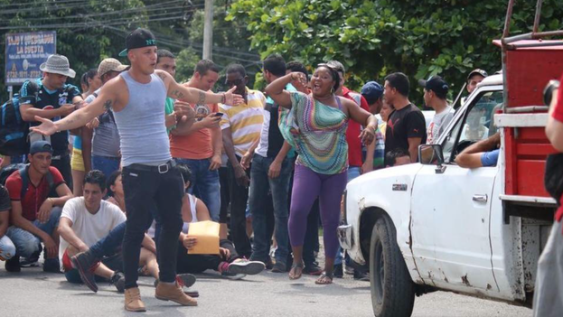 A group of Cuban immigrants blocked the Interamerican Highway at the border between Costa Rica and Panama in protest at being held. (Alvaro Sanchez / courtesy / El Nuevo Herald)