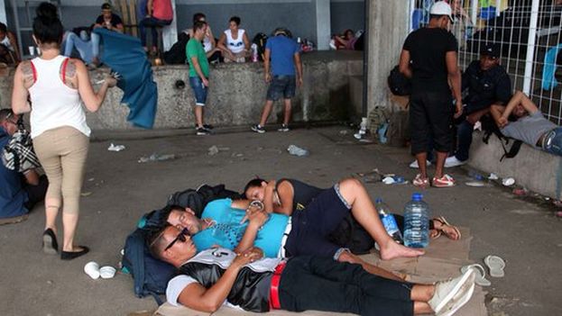 Cuban migrants rest at the Costa Rican border after being returned by the Nicaraguan Army