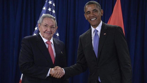 President Barack Obama and his Cuban counterpart Raul Castro, at the headquarters of the United Nations. (EFE)