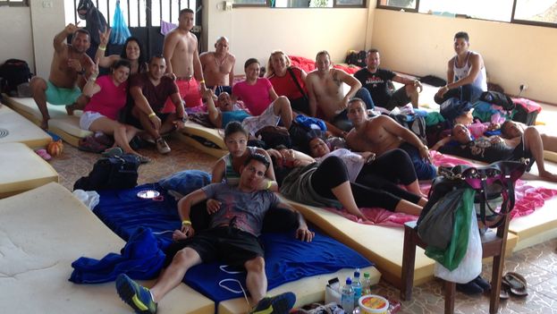 Cubans in a hostel in La Cruz, a few yards from the border between Costa Rica and Nicaragua. (Reinaldo Escobar / 14ymedio)