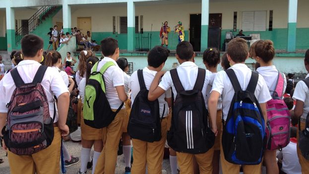Secondary school students during a cultural activity. (14ymedio)