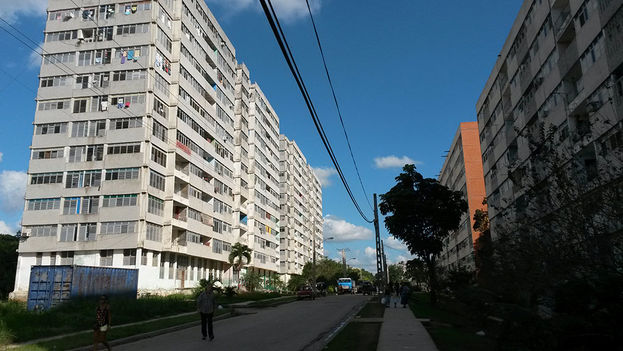 The 12-story buildings are the most common, followed by those with 18 or 14 floors, built with the technique of prefabricated pieces. (14ymedio)
