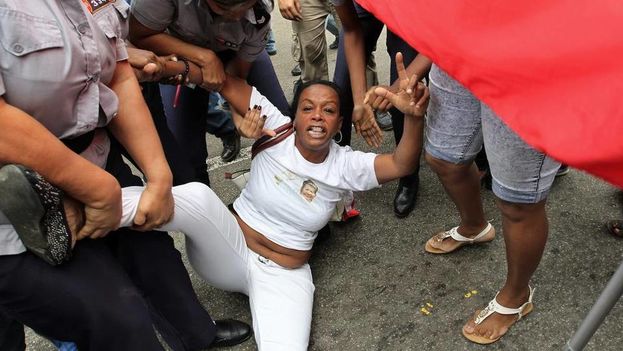 A member of the Ladies in White is arrested by police on Thursday, 10 December 10, in Havana. (Photo EFE)