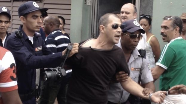 The official journalist Leandro Perez was arrested in Cuba while photographing an arrest. (Indomar Gomez / 14ymedio)