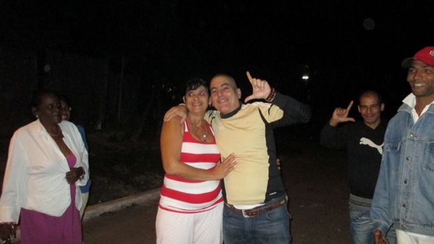 Hugo Damian Prieto and his wife, a few hours after being released. (Angel Moya)