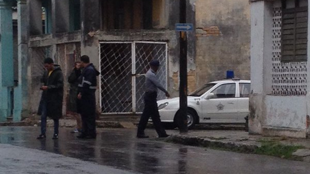 A police patrol at the corner by Eliecer Avila’s to prevent the arrival of guests. (14ymedio)