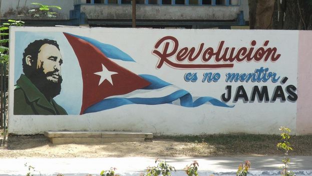 "Revolution is not lying. Ever." Revolutionary propaganda in Havana. (Wikicommons)