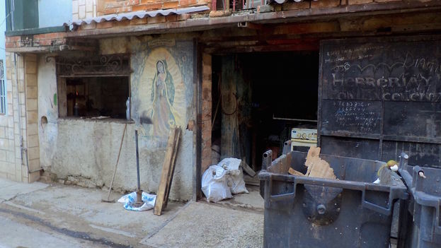 An image of Our Lady of Guadalupe on the facade of a self-employed blacksmith in Central Havana. (14ymedio)