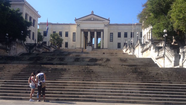 Steps of the University of Havana. (14ymedio)
