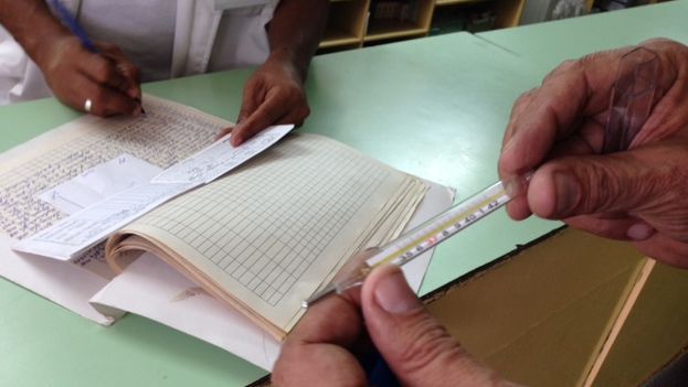 Thermometers are again available in some pharmacies in Havana, but to purchase one you have to submit your ration book. (14ymedio)