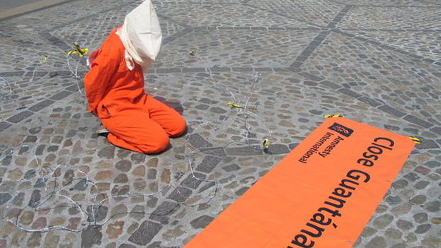 Protest action to demand the closure of the U.S. prison on the Guantanamo Bay Naval Base. (Amnesty International)
