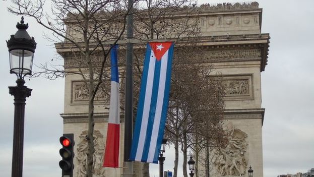 The Arc de Triomphe adorned with French and Cuban flags for an act of remembrance by Raul Castro at the tomb of the unknown soldier. (EmbacubaFrancia)
