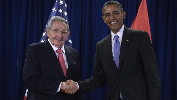 The US president, Barack Obama, and his Cuban counterpart, Raul Castro, at the headquarters of the United Nations. (EFE)