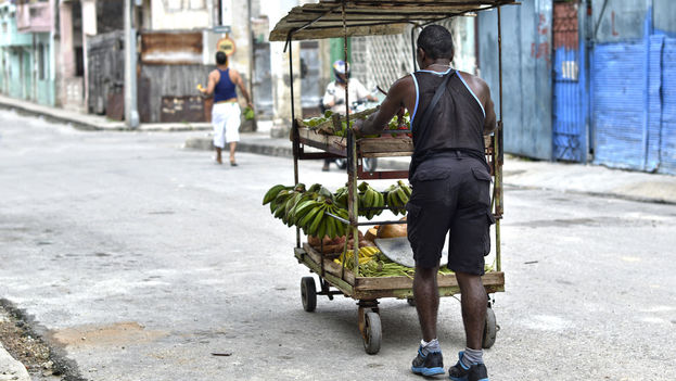 Pushcart vendor on a Havana street (CC)