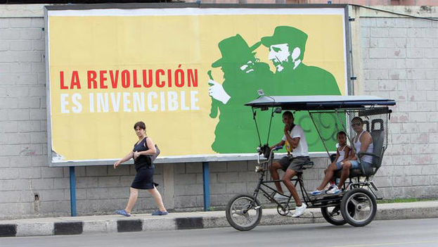Sign on a street of Havana. “The Revolution is Invincible” (EFE)