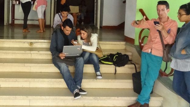 Just outside the Casablanca movie theater, several participants of the First Meeting on Audiovisual Culture and Digital Technologies in Camagüey. (14ymedio)