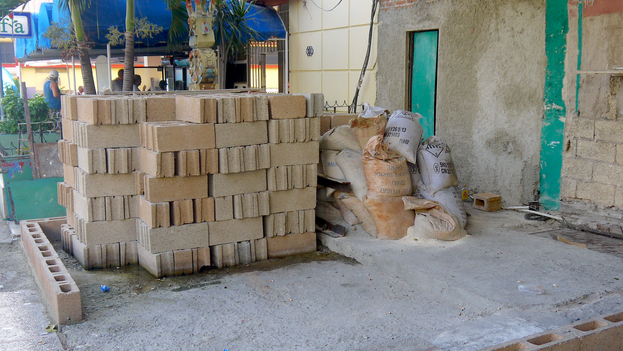Construction materials outside a building in Havana. (14ymedio)