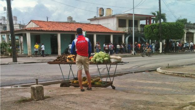 Yosvel, a self-employed produce vendor on Rafael Ferro Avenue in Pinar del Río. (14ymedio)