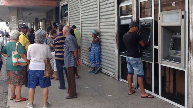A man tries to get money from an ATM outside Metropolitan Bank this Thursday in Havana (14ymedio)