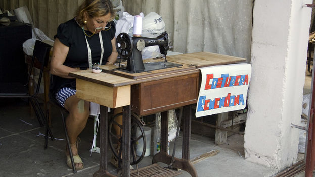 A seamstress offers her services to sew and mend in Havana. (14ymedio)