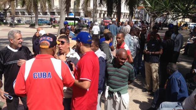 Baseball fanatics debating in a Cuban park cannot get over their astonishment. (14ymedio)