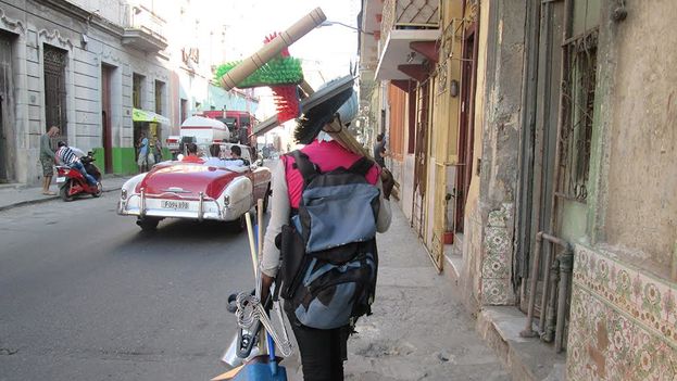 A seller of brooms and other cleaning tools offered his wares on the streets of Havana. (14ymedio)