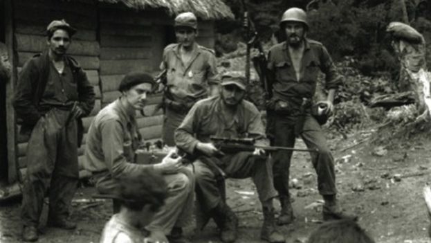 Fidel Castro (2nd from R.) in the Sierra Maestra (CC)