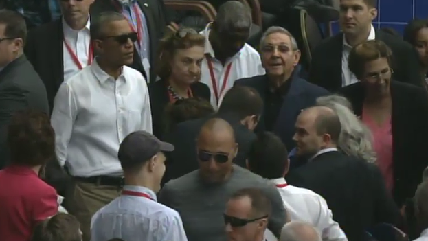 Presidents Barack Obama and Raul Castro on arrival at the Latin American Stadium. (Fotogram)