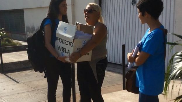 The delivery of the more than 10,000 signatures for the Varela Project, on Thursday, to Cuba’s National Assembly of People’s Power. (Facebook)