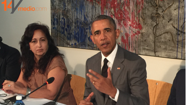 Miriam Celaya seated next to President Obama during his meeting in Havana with representatives from independent civil society.