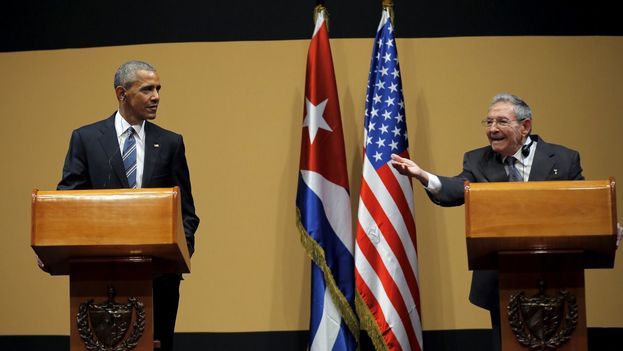 Raul Castro, in the presence of Barack Obama, chides a journalist who asks about political prisoners on the island. (EFE)